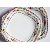 Grosvenor China "Ye Olde English' Pattern Square Sandwich Oder Servierplatten Mit Vergoldeten Details Und Geformten Griffen | 2, Vintage Teatime Grosvenor China "Ye Olde English' Pattern Square Sandwich Oder Servierplatten Mit Vergoldeten Details Und Geformten Griffen | 2, Vintage Teatime von FreeburyandPickle