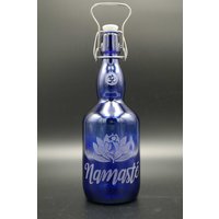 0, 75L Blaue Glasflasche - Namasté 0, 75L Blaue Glasflasche - Namasté von Freiglas