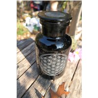 Apothekenglas, Dose, Dunkelviolett Glas, Miron - Blume Des Lebens Gravur Aufbewahrung Von Kräutern Ölen Und Mehr Uv-Lichtschutz von Freiglas