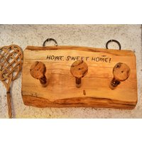 Garderobenständer Aus Holz Im Rustikalen Stil „Home" von FreiheitPhotoCrafts