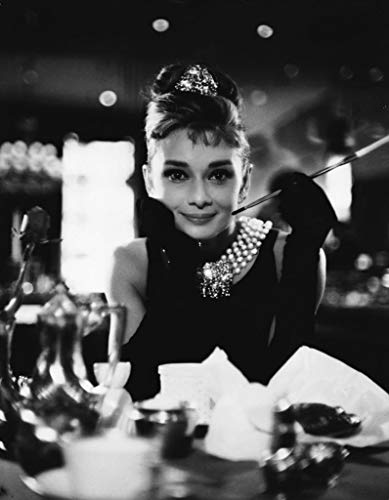 Poster Audrey Hepburn Beau Sourire Schauspielerin Hollywood Star Foto Schwarz und Weiß von French Unicorn