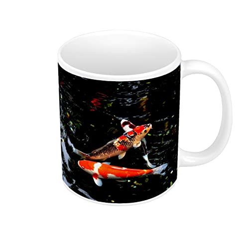 Tasse mit drei Karpfen Koi in den Schwarzwasser, Japan von French Unicorn