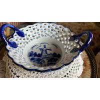 Delft Blue Eh Retikuliertes Porzellan Zwei Korbschalen Handbemalt von FrenchCountryGirl