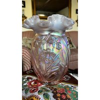 Fenton Narzisse Vase Pink Opaleszierendes Glas Doppelknäuel Rüschenrand Geprägt Floral Vintage Irisierende Rose von FrenchCountryGirl