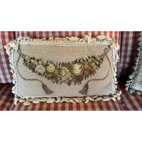 French Country Petit Point Nadelspitze Florale Girlande Quaste Fransenkissen von FrenchCountryGirl