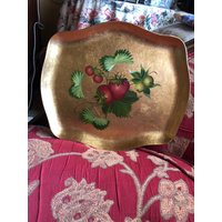 Handbemalte Gold Blatt Erdbeere Obst Gewellte Dekorative Tablett von FrenchCountryGirl