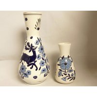 Vintage Keramikvase Handbemalt Blau Weiße Hirsch Und Blume Signiert Künstlerin 2Er-Set Wohnkultur/French Studio von FrenchStudioVintage