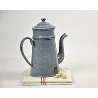 Graue Emaille Kaffeekanne Vintage Bauernhaus Küchenregal Dekor Rustikal von FrenchTouchBoutique