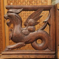 Antike Geschnitzte Holz Winged Griffin Ornamente Figuren Paar Gothic Dekor Chimäre Drache Phenix Knight Lion Schrank Möbel Support von FrenchVintageAntik