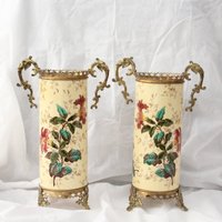 Paar Klare Gelbe Vasen Vergoldete Bronze Montiert Goldvasen Rote Blumen Blumendekor Blumenvase Verzierte Dekorative Vase Grüne Blätter Rosen von FrenchVintageAntik