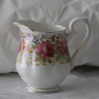 Ersatz Porzellan Milchkännchen Royal Albert Serena Rosa Rosen Dekor Blumenmuster Untertasse Tasse Feines Teeservice Gold von FrenchVintageAntik