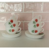 6 Vintage Französisch Arcopal Kaffeetassen + Untertassen Set Von Kaffee Tee Tassen Made in France Milchglas Opal Weiß Rote Rosen Blumen 1960Er Jahre von FrenchVintageGoodies