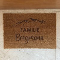 Personalisierte Fußmatte Kokos "Familie " | Bergpanorama Geschenk Hochzeit Einzugsgeschenk Türmatte Personalisierte Fußmatte Kokos "Familie " | Bergpanorama Geschenk Hochzeit Einzugsgeschenk Türmatte von Freudenbringerbyetsy