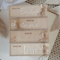 Unterschiedliche Personalisierte Aufbewahrungsboxen Für Die Taufkerze, Perlen Und Trockenblumen, Das Perfekte Geschenk Zu Taufe von Freudenkaefer
