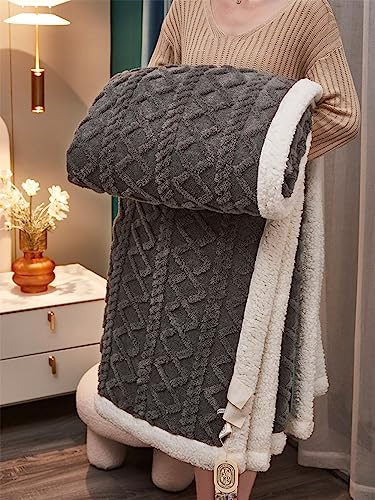 Freyamy Plüsch Kuscheldecke 180x200cm Grau Korallenfleece Sherpa Wohndecke Winter Warme Fleecedecke Tragbare Überwurfdecke Wohnzimmerdecke Sofadecke TV-Decke Flauschige Tagesdecke Bettdecke von Freyamy