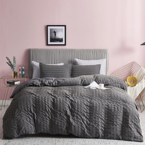 Freyamy Seersucker Bettwäsche 200x220cm 3teilig Grau Geprägt Streifen Strukturiert Bettwaren-Sets Uni Gebürstet Microfaser Weiche Bettbezug mit Reißverschluss und 2 Kissenbezug 80x80cm Freyamy Seersucker Bettwäsche 200x220cm 3teilig Grau Geprägt Streifen Strukturiert Bettwaren-Sets Uni Gebürstet Microfaser Weiche Bettbezug mit Reißverschluss und 2 Kissenbezug 80x80cm von Freyamy