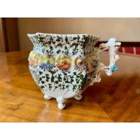 Antike Vintage Sechseckige Porzellan Sammler Tee Kaffeetasse, Schwamm Verziert Fleckig Design, Aufgetragen Bunte Blumen, Mint Zustand von FriduchaVintage