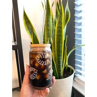 Monstera Blatt Mit Stroh Deckel Eiskaffee Glas Dose | Vinyl Blumen Glaswaren Bierdose Form Becher Trendy Sommer von FriendlyAdventures