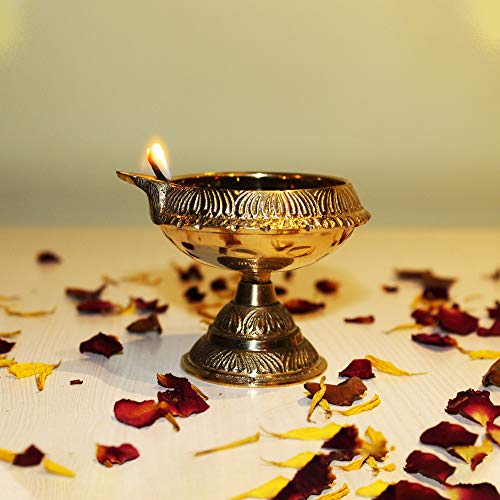 Frienemy Presents Traditioneller Messing Kubera Vilakku Mit Stand- / Traditionellen Puja-Diya-Lampe Mit Stand- / Pooja-Lampe - Stück Eines #Frienemy-116 Frienemy Presents Traditioneller Messing Kubera Vilakku Mit Stand- / Traditionellen Puja-Diya-Lampe Mit Stand- / Pooja-Lampe - Stück Eines #Frienemy-116 von Frienemy Home