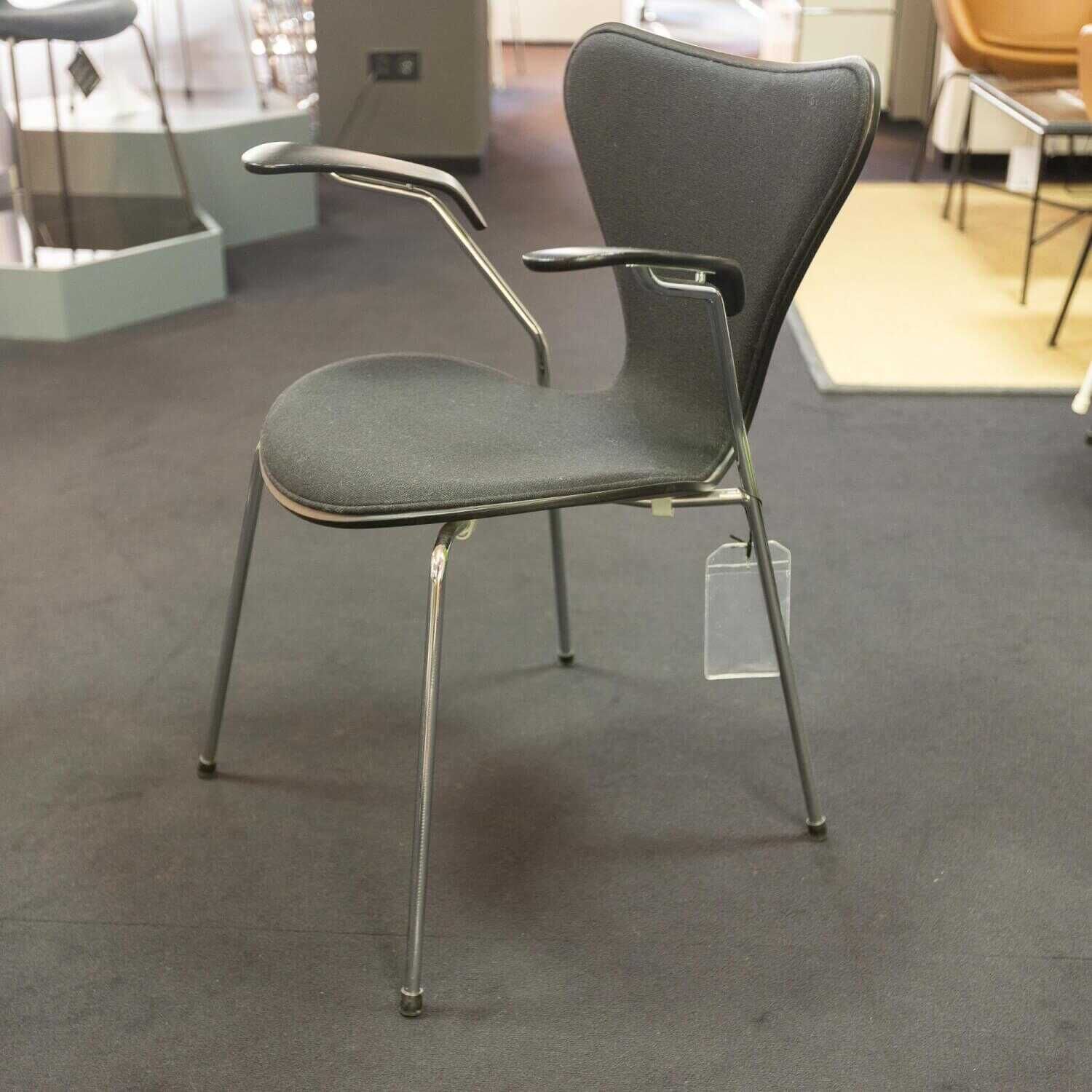 Stuhl Serie 7 Mit Armlehnen Stoff Hallingdal Schwarz Untergestell Stahlrohr Verc... von Fritz Hansen