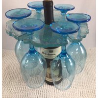 Weinflasche Und Glashalter von FrogHollowStudio