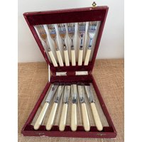 Ein Hübsches Antikes Set Mit Sechs Verchromten Fischutensilien Und Gabeln Künstlichen Knochengriffen Ein Hübsches Antikes Set Mit Sechs Verchromten Fischutensilien Und Gabeln Künstlichen Knochengriffen von FroggyBrocante