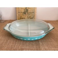 Ein Pyrex Jaj Snowflake Design Deckel-Gemüse Geteilte Servierschale in Einer Wunderschönen Enteneiblau-Türkisfarbe von FroggyBrocante