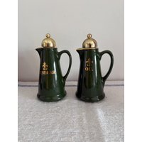 Ein Satz Von Premium Housewares Vintage Porzellan Öl - Und Essigkrügen Mit Messingfarbenen Metallkorken von FroggyBrocante
