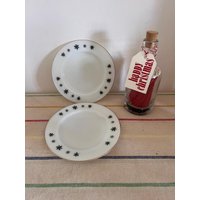 Ein Satz Von Zwei Pyrex Jaj Snowflake Design 6, 5 "Durchmesser Teeteller Mit Goldrand Ein Satz Von Zwei Pyrex Jaj Snowflake Design 6, 5 "Durchmesser Teeteller Mit Goldrand von FroggyBrocante