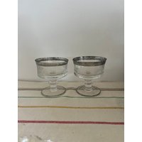 Ein Wunderschönes Vintage-Set Mit 2 Großen, Geätzten Glas-Eisbechern Einem Durchmesser Von 4 cm Und Dessertschälchen Verziertem Silberrand von FroggyBrocante
