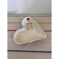 Eine Niedliche Aluminium-Valentinstagsschale in Herzform, Glasiert Und Mit Einem Herzförmigen Ballon Verziert, Der Ein Paar Hält von FroggyBrocante