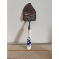 Eine Schöne Vintage Delft Dutch Holland Porzellan Handgemalte Blaue Und Weiße Windmühle Design Käsescheibe von FroggyBrocante