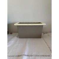 Eine Taupe Lackierte Pflanzschale, Die Perfekt Für Ein Fensterbrett Im Innenbereich Kräuter, Pflanzen Geeignet Ist von FroggyBrocante