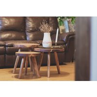 Breiter Top Dreibein Hocker. Handgefertigter Vintage-Blumenständer Mit Variabler Größe Aus Recyceltem Holz von FromAndToNature