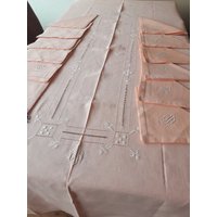 Großes Handbesticktes Altrosa Leinen Tafeltuch Mit Stickerei Und 12 Servietten von FromAuntiesTreasures
