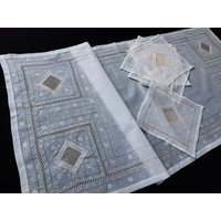 Läufer Und 6x Zierdeckchen /Klapperdeckchen Hohlsaum Handarbeit Läufer Und 6x Zierdeckchen /Klapperdeckchen Hohlsaum Handarbeit von FromAuntiesTreasures