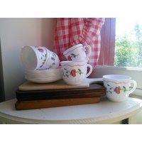 Vintage Arcopal Milchglas Tee-Set Französisch Rot Blau Blume, 6-stellig von FromParisToProvence