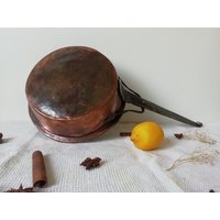 Kupfer-Bratpfanne, Vintage Gehämmerte Kupferpfanne Mit Eisengriff, Metallküchendekor von FromThePastRo