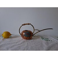 Vintage Rustikale Kupfermessing-Gießkanne, Funktionelle Und Dekorative Pflanzen-Gießkanne, Indoor-Gartenwerkzeug, Einzigartiges Industrielles Dekor Vintage Rustikale Kupfermessing-Gießkanne, Funktionelle Und Dekorative Pflanzen-Gießkanne, Indoor-Gartenwerkzeug, Einzigartiges Industrielles Dekor von FromThePastRo