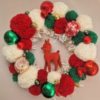 Handgemachte Kitsch Pom Weihnachtskranz Rot Blau Vintage Glaskugeln Handgemachte Kitsch Pom Weihnachtskranz Rot Blau Vintage Glaskugeln von FrootVintage