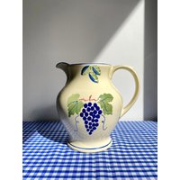 Vintage 1990 Poole Keramik Krug Vase Handgemalte Blaue Trauben von FrootVintage