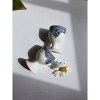 Vintage Mid-Century Blau Weiß Eierbecher Blumenmuster von FrootVintage