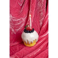 Handgemachte Keramik Erdbeer Cupcake Kerzenhalter Glasierte Kulleraugen Zunge Obst Dessert Beere Blaubeere Zuckerguss von Fruitpocalypse