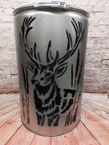 Fuchsbau Feuertonnen Feuertonne mit - Hirsch im Gras - Motiv - Gefertigt aus neuem Ölfass - Besondere Feuerstelle für Garten und Terrasse - Hohe Feuerschale mit Rostoptik - 90 x 60 cm von Fuchsbau Feuertonnen