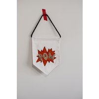 Pow - Mini Größe | Wanddekoration Banner Handbemalte Hängeflagge Bannerschild von FullofCurlsBanners