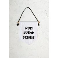 Run Jump Climb - Normale Größe | Wanddekoration Banner Handbemalte Hängeflagge Bannerschild von FullofCurlsBanners