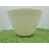 Vintage Mcm Rührschüssel Weiß Milchglas Mit Gras Design von Fun2CollectTreasures
