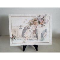 Mädchen in Cabriolet Handgemachte Vintage Bestickt Bild Mit Kreuzstich Sanfte Töne Wand Dekor Einzigartiges Geschenk Design Fertige Malerei von FunAntic