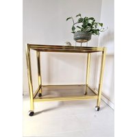 Vintage Hollywood Regency Aluminium Konsolentisch in Gold Mit Rollen Und Rauchglas 1970Er Jahre von FunAntic