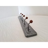 Vintage Metall Wandbügel 5 Haken Mit Holzkugeln Mid Century Kleiderbügel Wandplatte von FunAntic